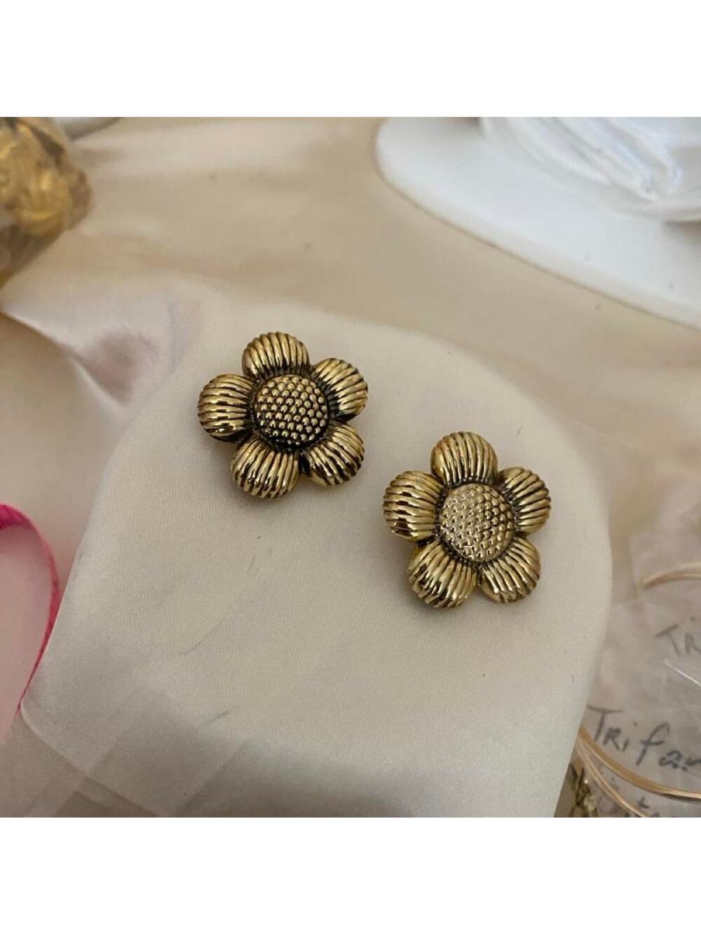 Vintage Gold Tone SunFlower Clip-On Earrings Textured Petal Unsigned